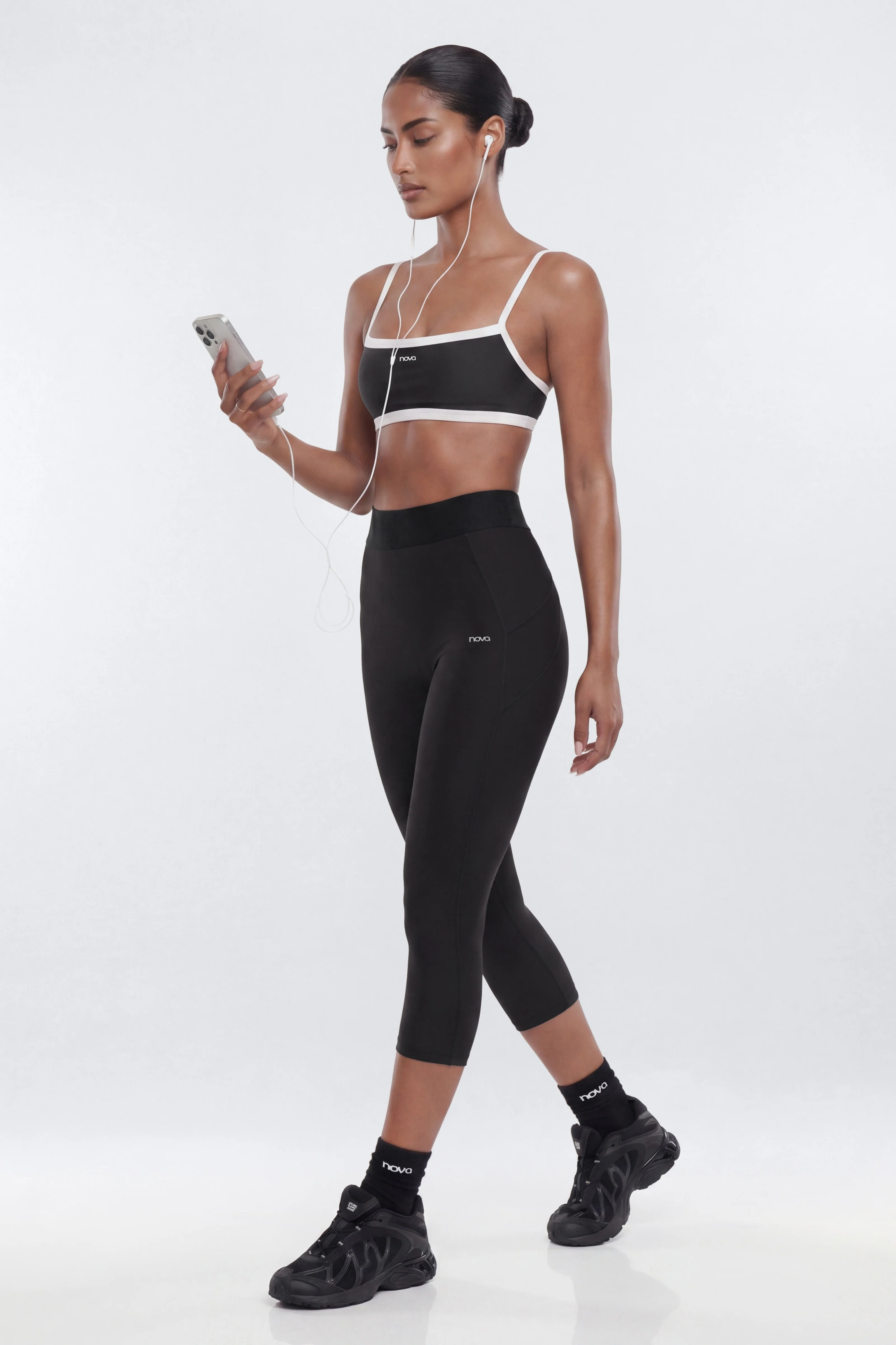 AirSculpt™ 17″ Mid-Rise Capri Legging - Black