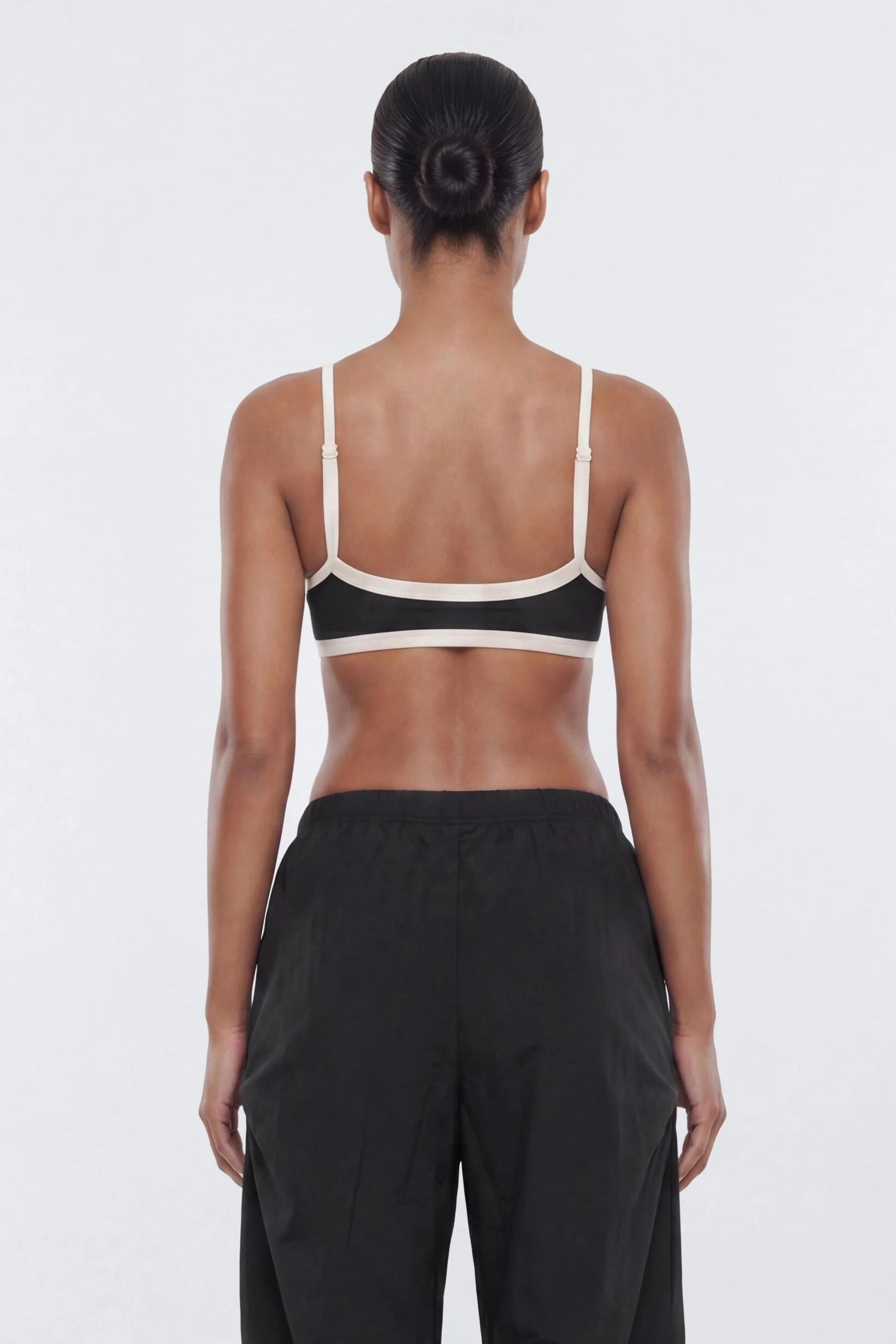 AirSculpt™ Contrast Strap Sports Bra - Black - Image 4