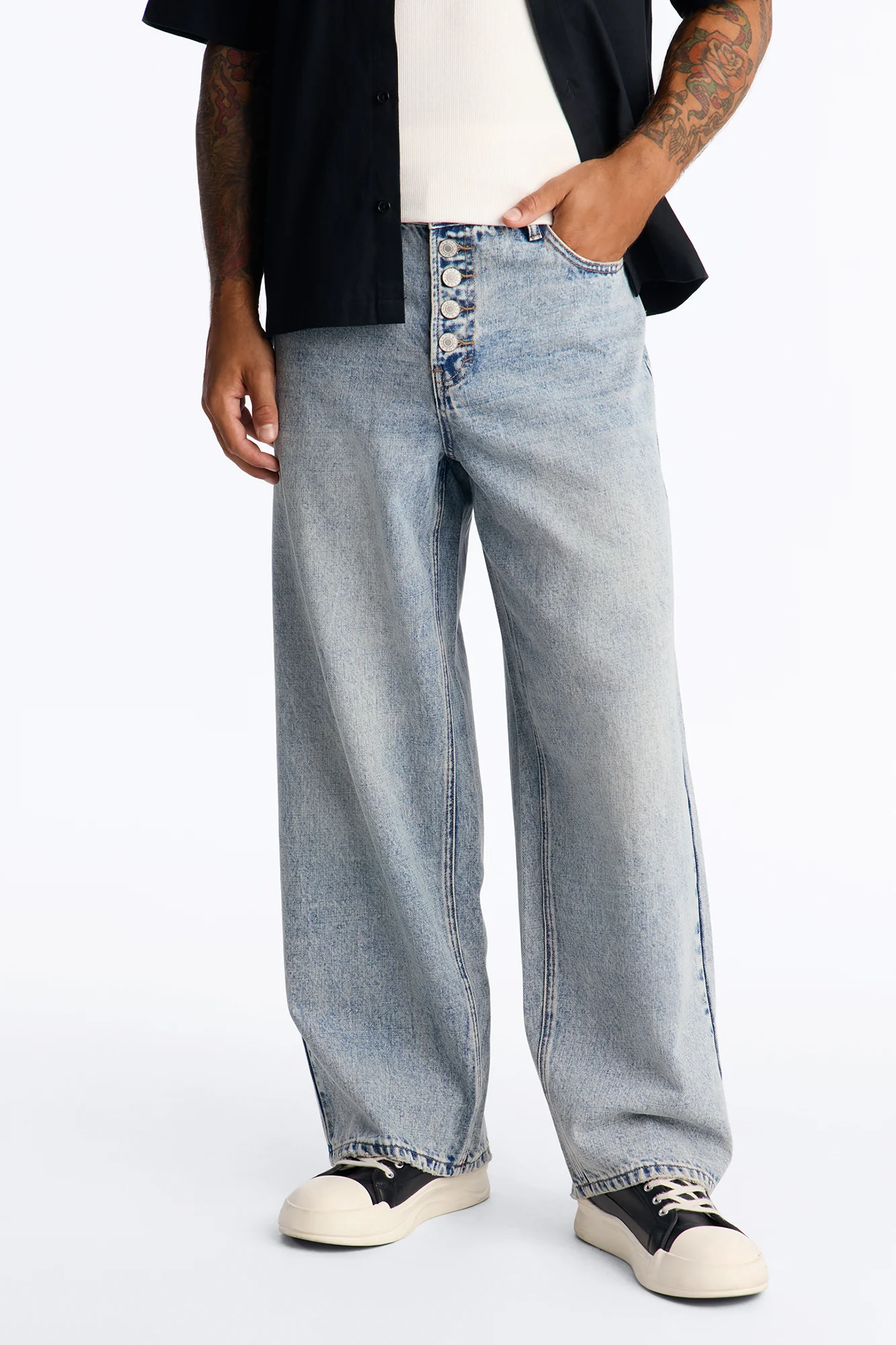 Baggy Button Riot Jeans - Light Blue Wash - Image 2