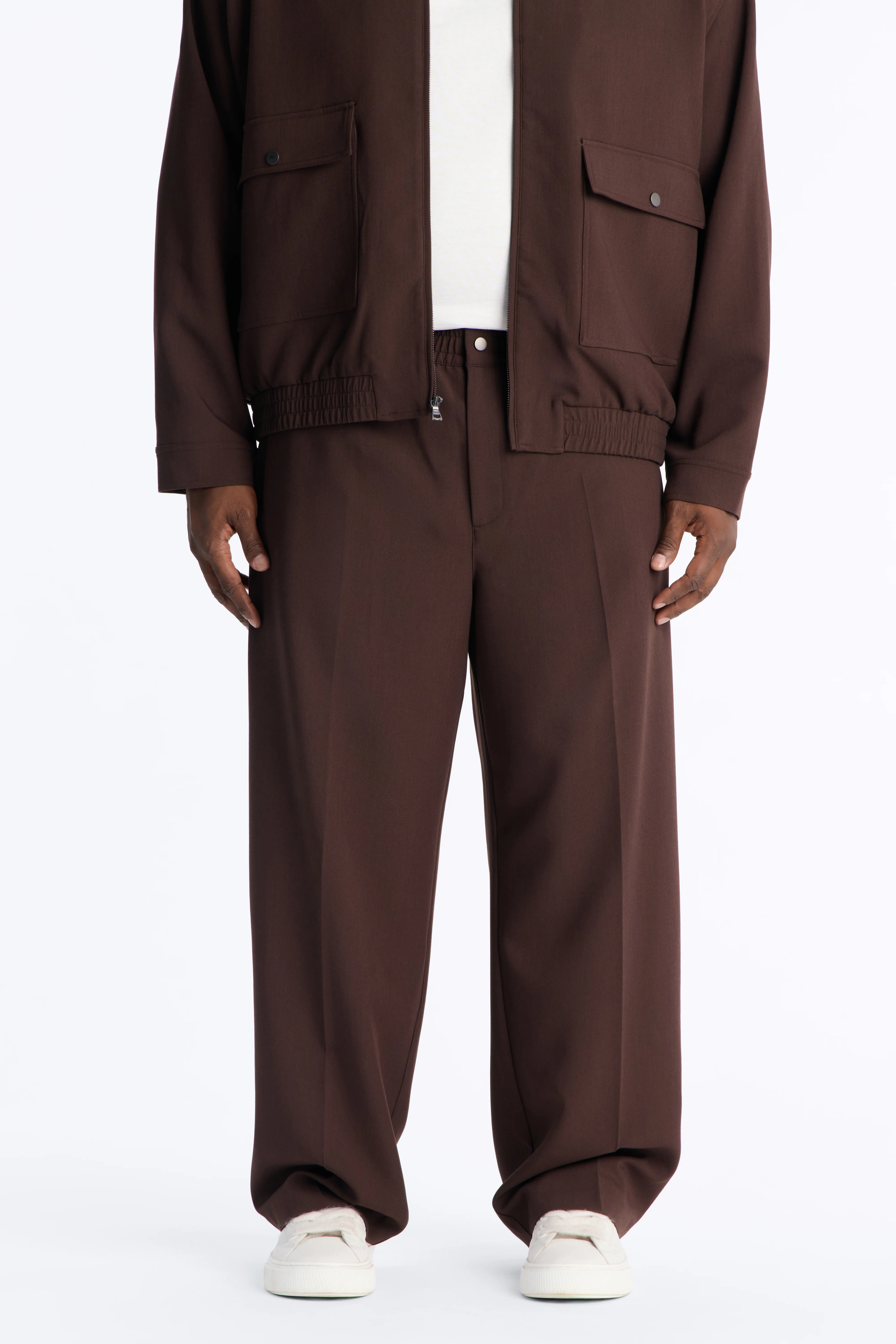 Modern Essential Relaxed Trouser - Chocolate - Image 4