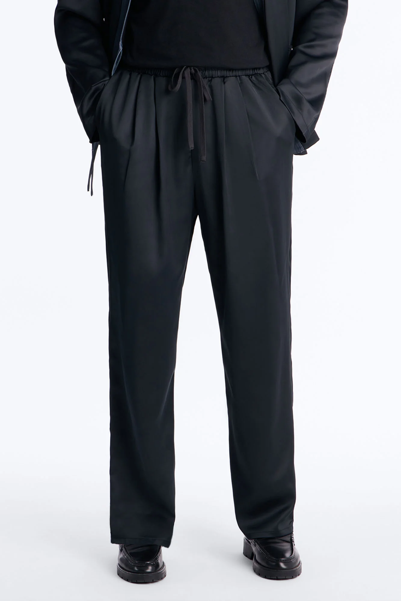 Relaxed Liquid Shadow Pleated Trouser - Black