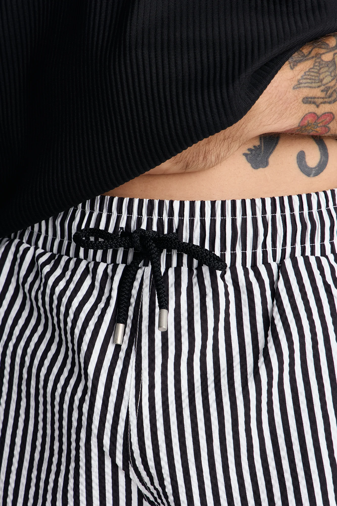 Striped Resort Seersucker Swim Trunk 6″ - Black - Image 3