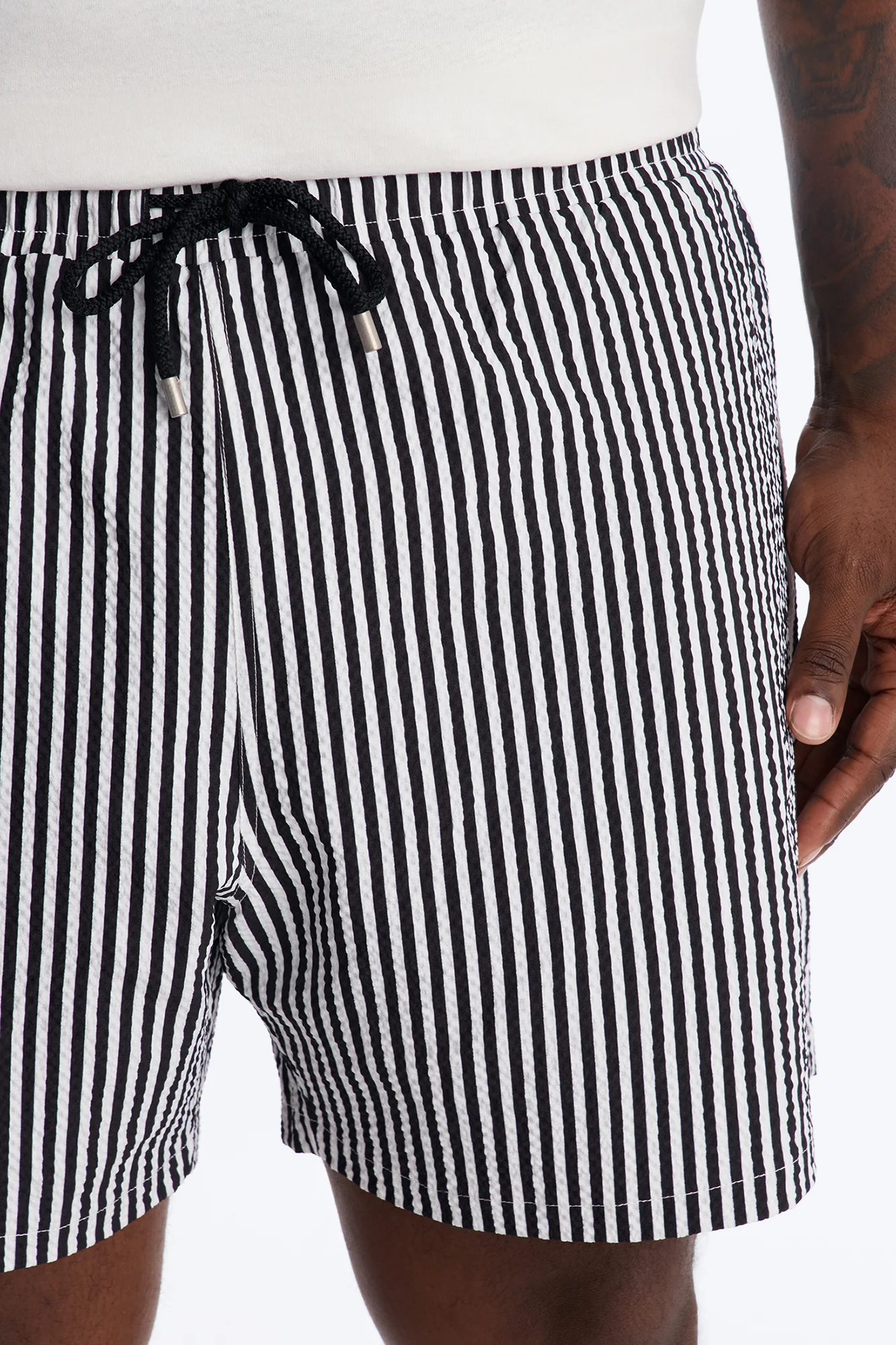 Striped Resort Seersucker Swim Trunk 6″ - Black - Image 7